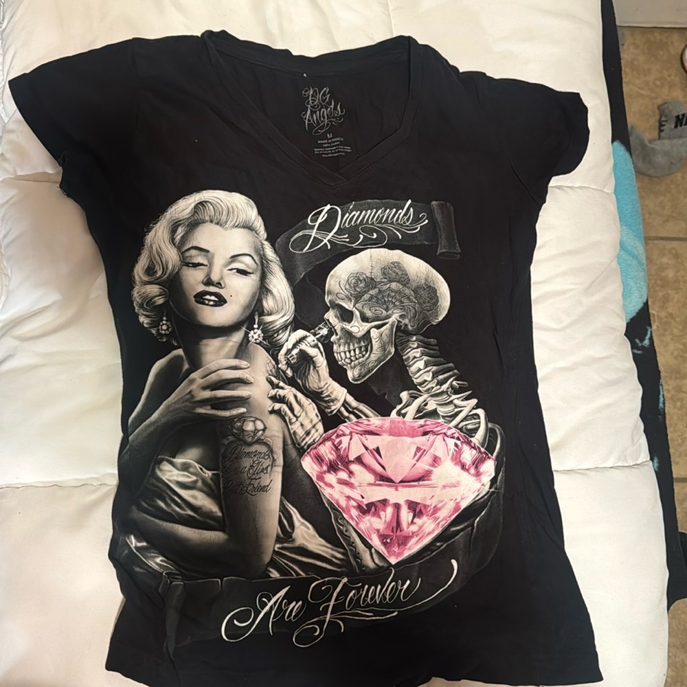 DG Angels V neck shirt with graphic design